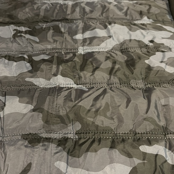 Avia camo puffer vest size large, new - Picture 7 of 8